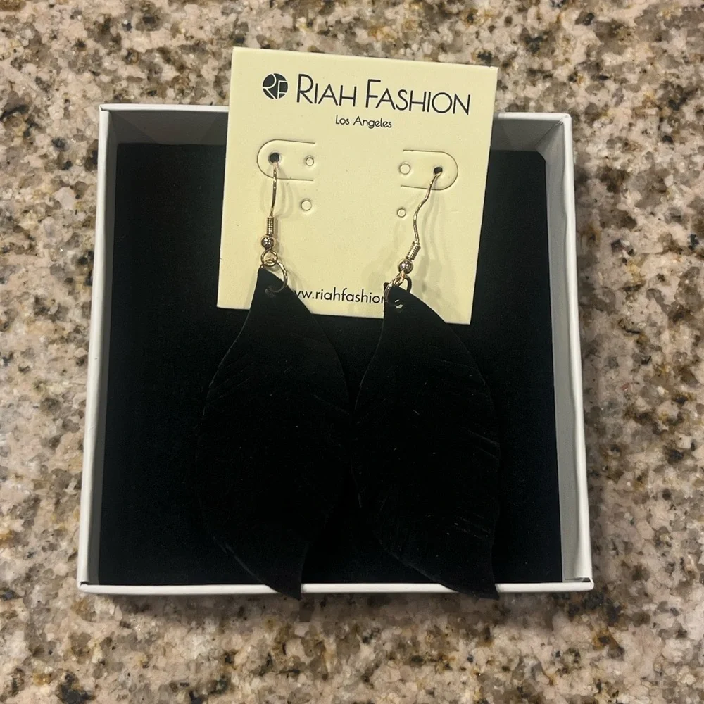 NEW in BOX Bohemia Genuine Leather Leaf Earrings in Black